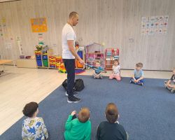 dzieci wykonują ćwiczenia gimnastyczne