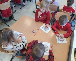 dzieci podczas obchodów walentynek