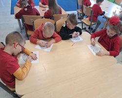 dzieci podczas obchodów walentynek