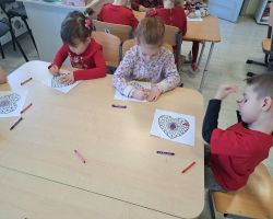 dzieci podczas obchodów walentynek