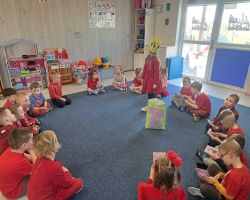 dzieci podczas obchodów walentynek