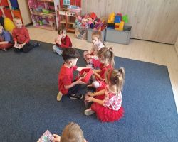 dzieci podczas obchodów walentynek