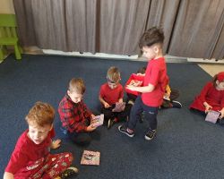 dzieci podczas obchodów walentynek