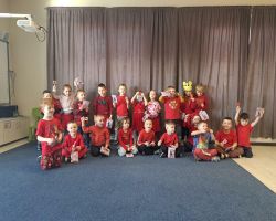 dzieci podczas obchodów walentynek