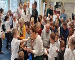 dziadkowie oglądają występ dzieci