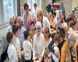 dziadkowie oglądają występ dzieci