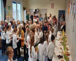 dziadkowie oglądają występ dzieci