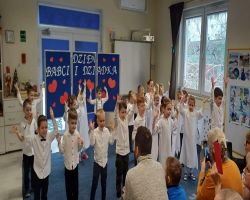 dziadkowie oglądają występ dzieci