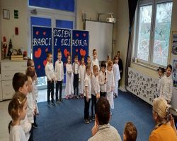 dziadkowie oglądają występ dzieci