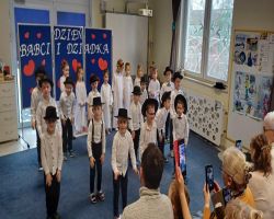 dziadkowie oglądają występ dzieci