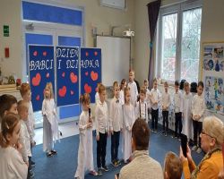 dziadkowie oglądają występ dzieci