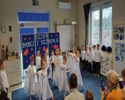 dziadkowie oglądają występ dzieci