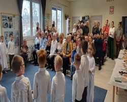 dziadkowie oglądają występ dzieci