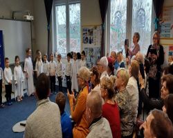 dziadkowie oglądają występ dzieci