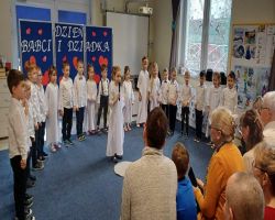 dziadkowie oglądają występ dzieci