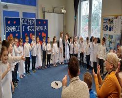 dziadkowie oglądają występ dzieci