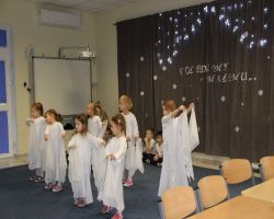 seniorzy oglądają występy dzieci