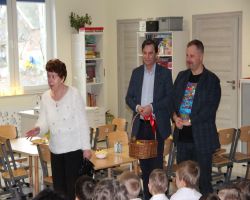 seniorzy oglądają występy dzieci