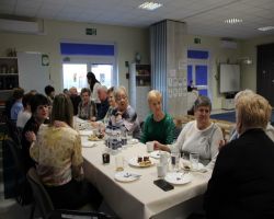 seniorzy oglądają występy dzieci