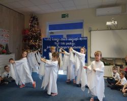 dzieci podczas inscenizacji przedstawienia świątecznego