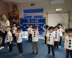 dzieci podczas inscenizacji przedstawienia świątecznego