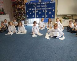 dzieci podczas inscenizacji przedstawienia świątecznego