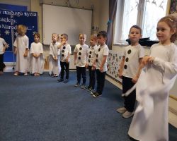 dzieci podczas inscenizacji przedstawienia świątecznego