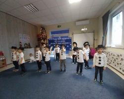 dzieci podczas inscenizacji przedstawienia świątecznego