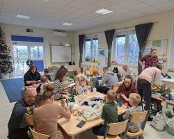 dzieci i rodzice tworzą stroiki świąteczne podczas zajęć otwartych