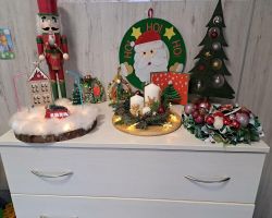 dzieci i rodzice tworzą stroiki świąteczne podczas zajęć otwartych