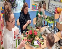 dzieci i rodzice tworzą stroiki świąteczne podczas zajęć otwartych