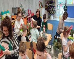 dzieci i rodzice tworzą stroiki świąteczne podczas zajęć otwartych