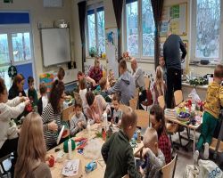 dzieci i rodzice tworzą stroiki świąteczne podczas zajęć otwartych