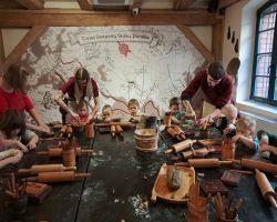 dzieci podczas warsztatów piernikarskich w Muzeum Piernika