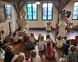 dzieci podczas warsztatów piernikarskich w Muzeum Piernika