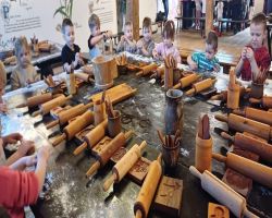 dzieci podczas warsztatów piernikarskich w Muzeum Piernika