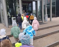 zdjęcia dzieci podczas wycieczek do kina i planetarium