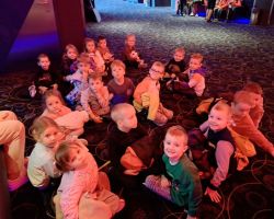 zdjęcia dzieci podczas wycieczek do kina i planetarium