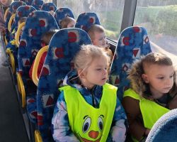 zdjęcia dzieci podczas wycieczek do kina i planetarium