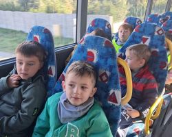 zdjęcia dzieci podczas wycieczek do kina i planetarium