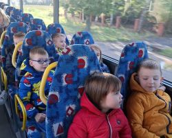 zdjęcia dzieci podczas wycieczek do kina i planetarium