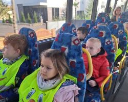 zdjęcia dzieci podczas wycieczek do kina i planetarium