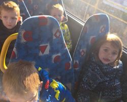 zdjęcia dzieci podczas wycieczek do kina i planetarium