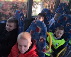 zdjęcia dzieci podczas wycieczek do kina i planetarium