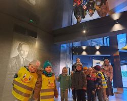 zdjęcia dzieci podczas wycieczek do kina i planetarium