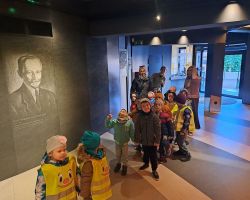 zdjęcia dzieci podczas wycieczek do kina i planetarium