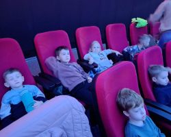 zdjęcia dzieci podczas wycieczek do kina i planetarium