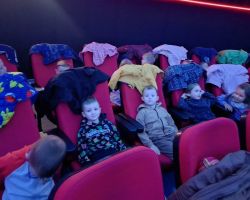 zdjęcia dzieci podczas wycieczek do kina i planetarium