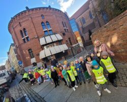 zdjęcia dzieci podczas wycieczek do kina i planetarium