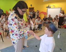 dzieci i nauczyciele podczas uroczystości zakończenia roku szkolnego